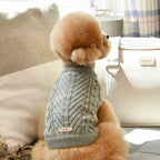 Sueter de punto con diseño trenzado gris elegante y calido